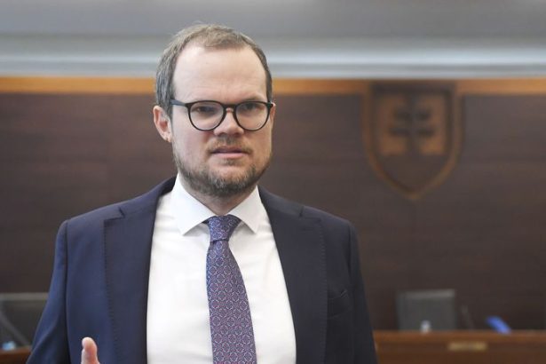 Rezort vnutra podal na advokata Curillovcov staznost Ma trpiet za svoje statusy