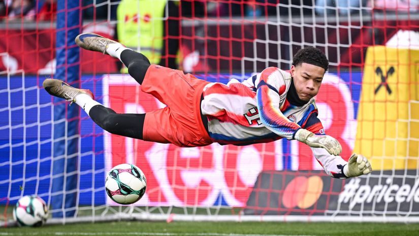 Situacia v Bayerne nema v histori obdobu Nemecky gigant zveril osud do ruk piateho brankara