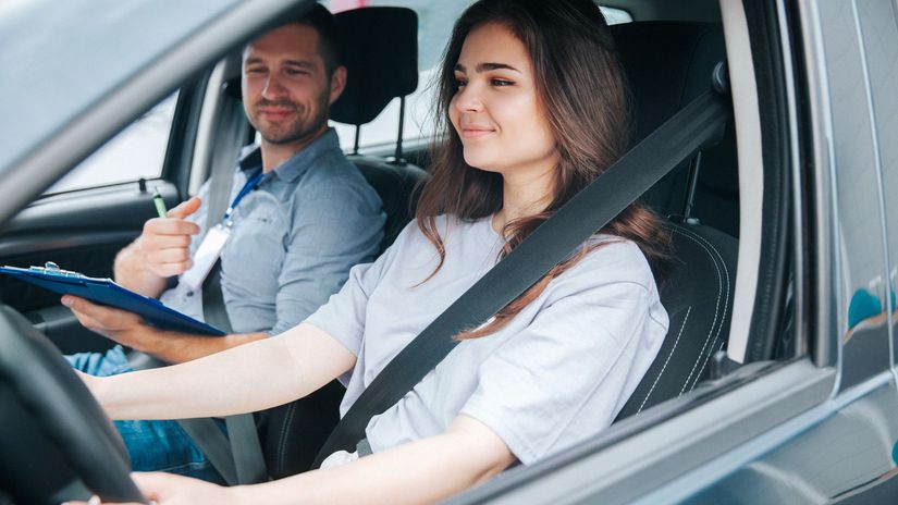 Stat odoberie vodicske preukazy aj za stare dlhy alebo chybajucu hotovost na pokutu Za co vam policajt moze zobrat doklady aj bez spachania priestupku ci sposobenia nehody
