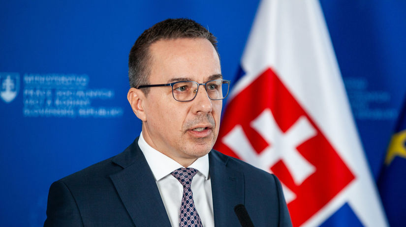 Tisicky zamestnancov sa budu mat lepsie Najnizsie mzdy vzrastu a prekrocit hranicu 1000 eur Kedy zvysenie pocitia ludia v penazenkach