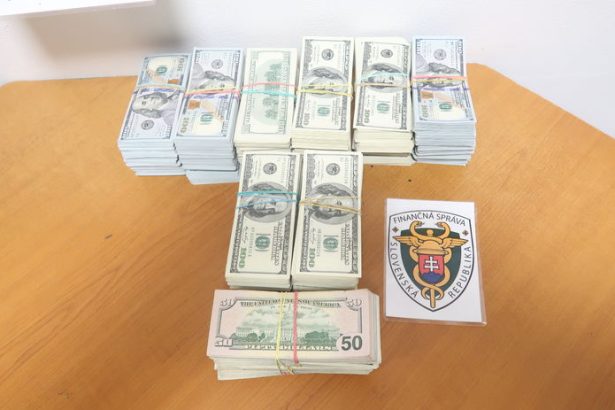 Tvrdil ze prevadza iba cigarety z Ukrajiny Colnici nasli v skrysi auta muza takmer pol miliona dolarov