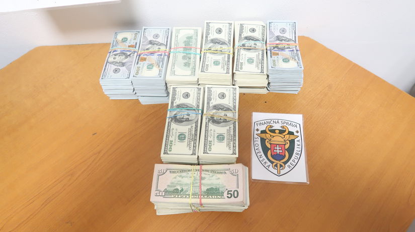 Tvrdil ze prevadza iba cigarety z Ukrajiny Colnici nasli v skrysi auta muza takmer pol miliona dolarov