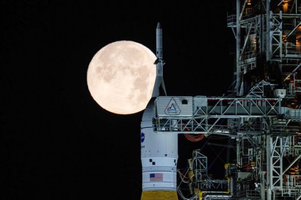 Udalost storocia Mesiac zasiahla obrovsky objekt a vytvoril mimoriadne velky k crater