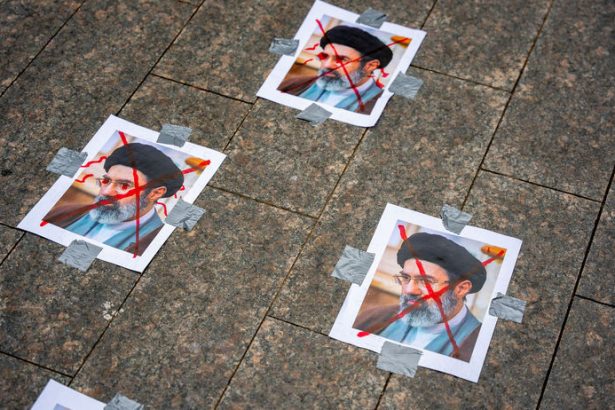 V kome vazne poskodene organy ajatoallah chameni udajne prisiel aj o nohu