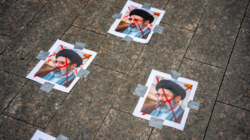 V kome vazne poskodene organy ajatoallah chameni udajne prisiel aj o nohu