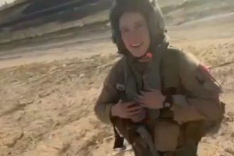 VIDEO Miestni neverili vlastnym ociam Americka pilotka po pade nad Kuvajtom shokovala svojou reakciou