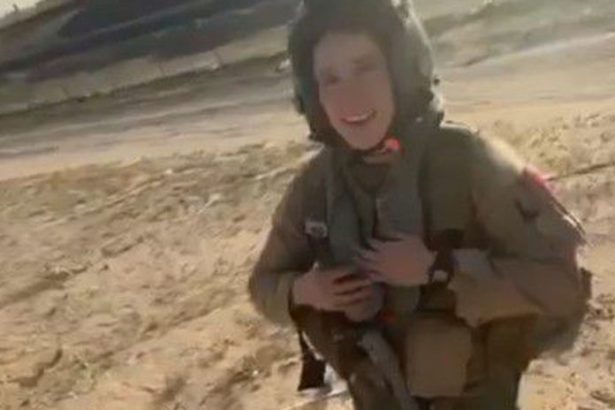 VIDEO Miestni neverili vlastnym ociam Americka pilotka po pade nad Kuvajtom shokovala svojou reakciou