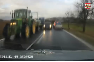 VIDEO Riskantne predbiehanie cez plnu ciaru ktore sa len tak nevidi Sufer to riskol takmer naslepo