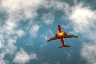 Vsetci ju nenavidia no kazdy nyou lieta Aj ked je tato nizkonakladova letecka spolocnost na chvoste rebricka oblibenosti o klientov nema nudzu