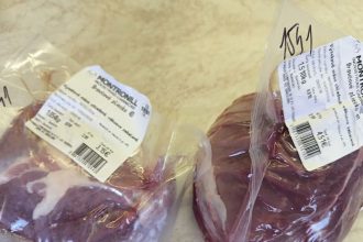 Z obchodov stahuju viac ako tri tony pokazeneho a zapachajuceho masa Bravcovina mala sivu farbu a kysly zapach Mozete ju mat v mraznicke