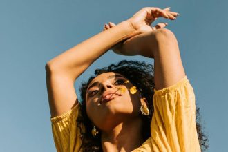 Zabudnite na nudu Jar 2026 ovladne farba ktora bude sediet kazdej zene Takto ju skombinujete do stylovych outfitov