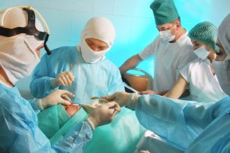 plasticka chirurgia nie je len estetika operuju aj trojmesacne deti pacient si moze darovat kozu len sam