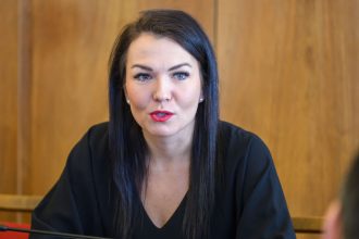 predsednicka sudnej rady kosova ziada od opozicnej poslankyne jurikovej ospravedlnenie obvinila ju z hrubeho utoku