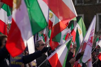 zatvorenie americkych zakladni a poplatky za hormuzsky prieliv irn stanovil podmienky rokovani s usa z washingtonu vsak znie ze su nerealne