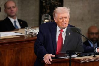 Ak neotvoria prieliv budeme utocit kym nevymazeme Iran z povrchu Zeme reagoval Trump na ziadost Teheranu o primerie