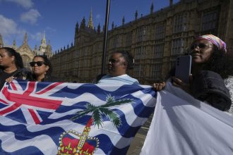 Britania odklada odovzdanie strategickeho ostrova V pozadi je tlak Spojenych statov