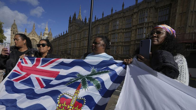 Britania odklada odovzdanie strategickeho ostrova V pozadi je tlak Spojenych statov