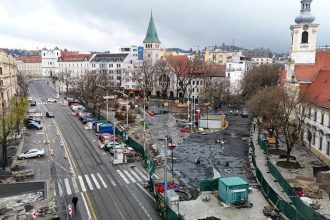 Centrum Bratislavy meni svoju tvar Rekonstrukcia znamych namestii postupila do dolezitej fazy Srdce mesta sa konecne zbavuje nanosov asfaltu a prekazok