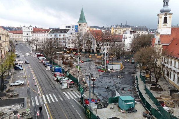 Centrum Bratislavy meni svoju tvar Rekonstrukcia znamych namestii postupila do dolezitej fazy Srdce mesta sa konecne zbavuje nanosov asfaltu a prekazok