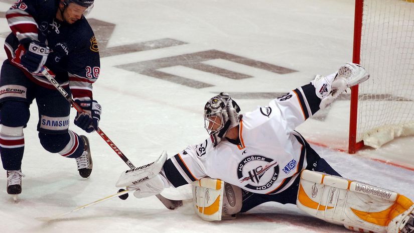 Kosicania mali vzdy problem s nami Vyburnili sa na nas a potomodisli do Bratislavy za prcou Len na mojej ulici bolo polovica aut z vychodu
