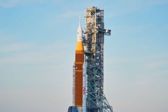 NAZIVO Artemis 2 smeruje k Mesiacu NASA pred startom doplna palivo do rakety SLS