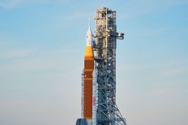 NAZIVO Artemis 2 smeruje k Mesiacu NASA pred startom doplna palivo do rakety SLS