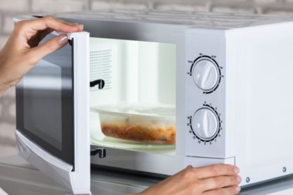 Onkologovia varuju Mnohii ludia robia v kuchyni jednu zasadnu chybu Moze to zvysit riziko vzniku rakoviny