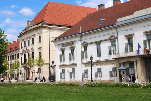 Orban si prestavoval sidlo moci za 21 miliard Magyar odmieta vladnut z klastora Fideszovi poslal odkaz