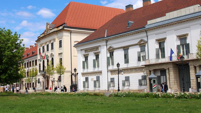 Orban si prestavoval sidlo moci za 21 miliard Magyar odmieta vladnut z klastora Fideszovi poslal odkaz