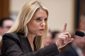 Otrasy v Bielom dome Trump sa zbavil ministerky spravodlivosti Pam Bondiovej