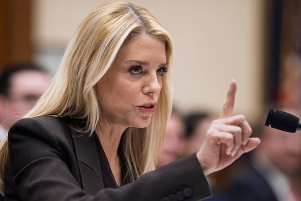 Otrasy v Bielom dome Trump sa zbavil ministerky spravodlivosti Pam Bondiovej