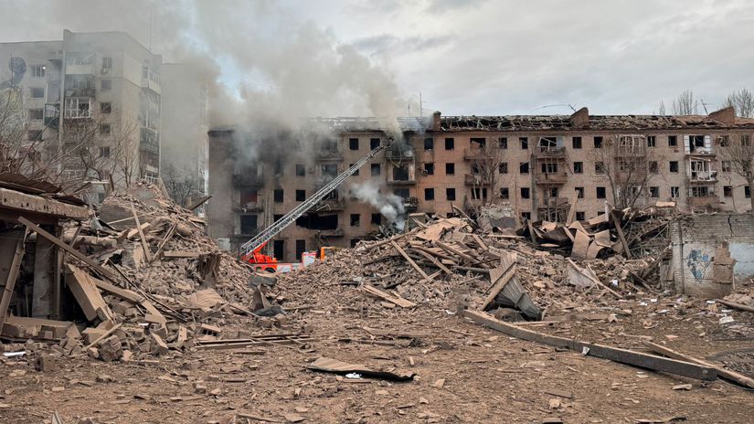 Rusi zhodili na Slovjansk obrovsku letecku bombu Explozyia zrovnala so zemou detske ihrisko aj desiatky domov