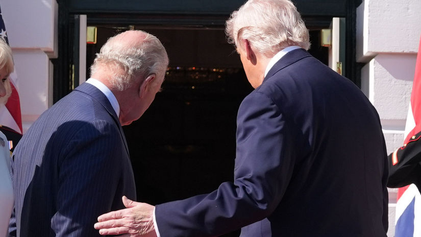 Stacil jeden dotyk Trump pri stretnuti s Karolom III opat porusil kralovsky protokol