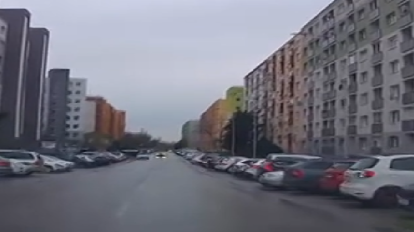VIDEO Chlapec vbehol pod auto len zazrakom sa mu nic nestalo