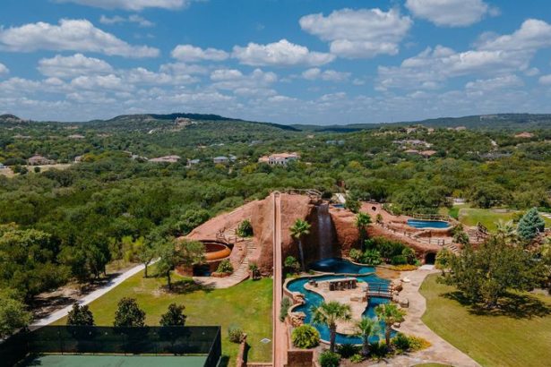 Vlastny akvapark kinosala telocvicna herna a skokanska rampa Legenda predava luxusny dom na ktorom pracovali 59 tisic hodin