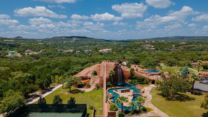 Vlastny akvapark kinosala telocvicna herna a skokanska rampa Legenda predava luxusny dom na ktorom pracovali 59 tisic hodin