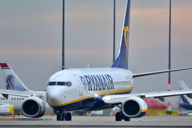 dramaticke rano v oblakoch let ryanairu vyhlasil nudzovy stav kratko po vzlete odoslal kod squawk 7700