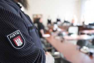 nebinarny clovek zaluje nemecku agenturu za oslovenie pan pozaduje astronomicke odskodne