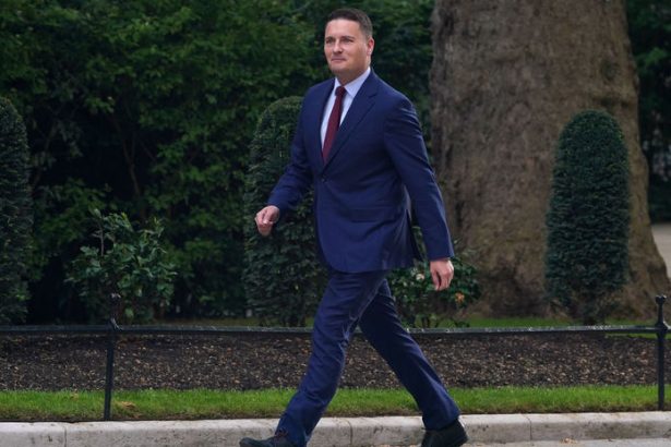 Britania sa otriasaa Ak ma zvrhnete nastane chaos varuje Starmer Kratke stretnutie so sokom