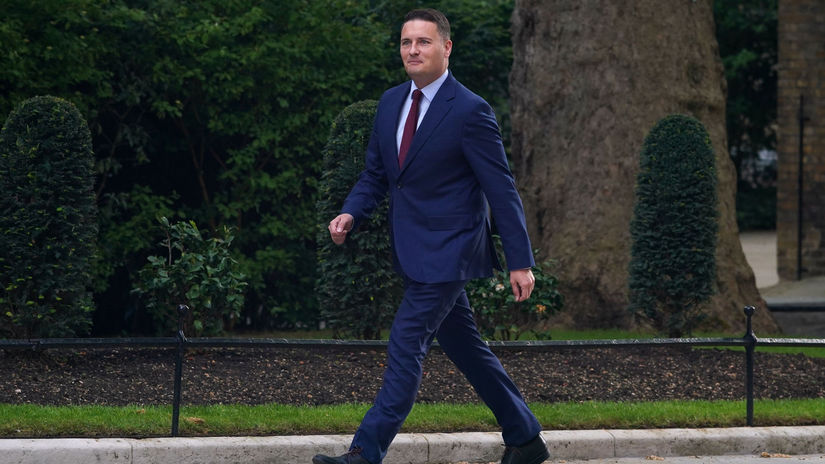 Britania sa otriasaa Ak ma zvrhnete nastane chaos varuje Starmer Kratke stretnutie so sokom