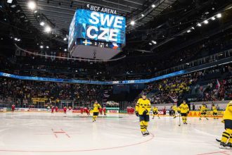 Cesi vyvolali poplach hokejova velmoc sa uz na zaciatku ms zmieta v kritike hovori sa o kolapse a totalnej bezradnosti