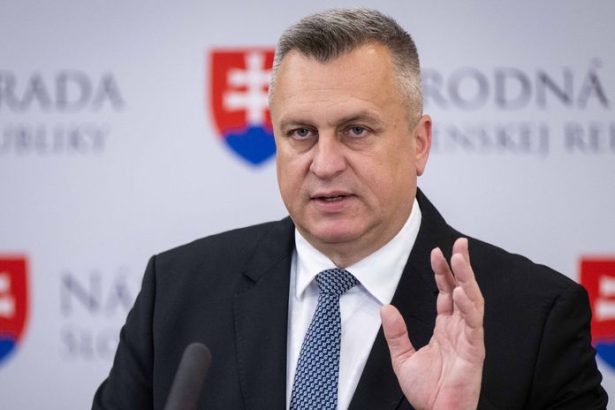 Danko hromzi List Ficovi je zdvihnutym prstom pre Tarabu No vraj SNS vladu nepolozi