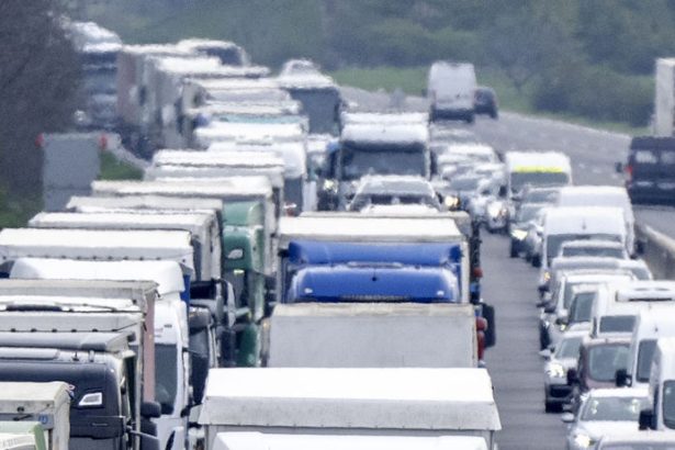 Dopravny kolaps na ceskej D1 Nekonecna kolona kamionov meria viac ako 50 kilometrov