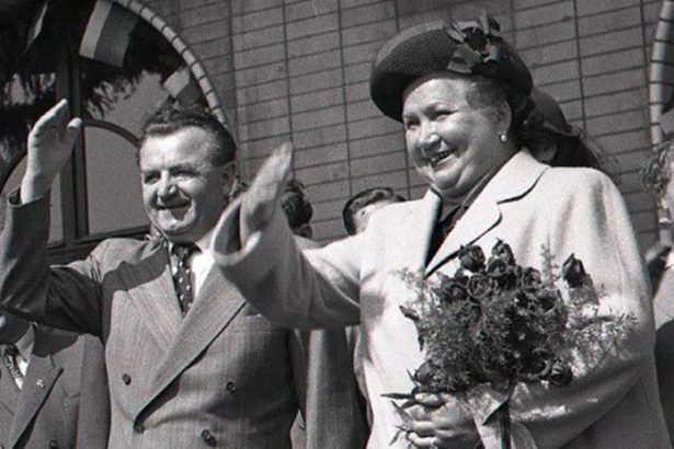 Kriziky na plotoch proti cervenym hviezdam Takto vyzerali posledne slobodne volby ktore komunisti na Slovensku prehrali drvivym sposobom