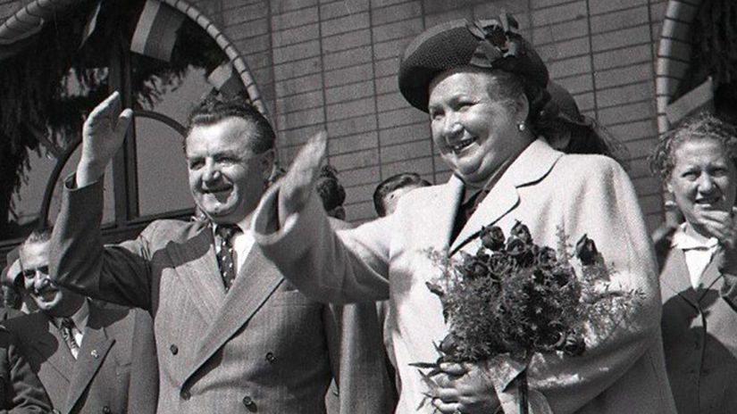 Kriziky na plotoch proti cervenym hviezdam Takto vyzerali posledne slobodne volby ktore komunisti na Slovensku prehrali drvivym sposobom