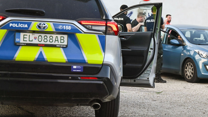 Mohutna explozia na Hornej Nitre Neznami pachateli odpaili bankomat a poskodili budovu