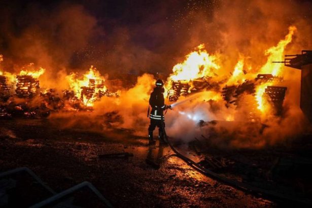 ONLINE Explozie trhali noc v Odese a Dnepri Rusi zasiahli domy skolu aj matersku skolu