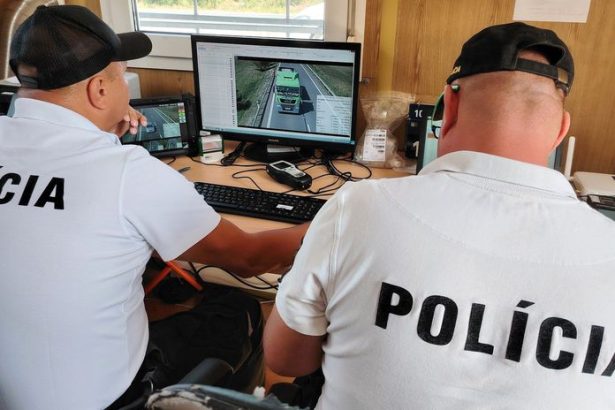 Policajtom z oddelenia usiel bosy drogovy delikvent okoloiducich ziadal o topanky