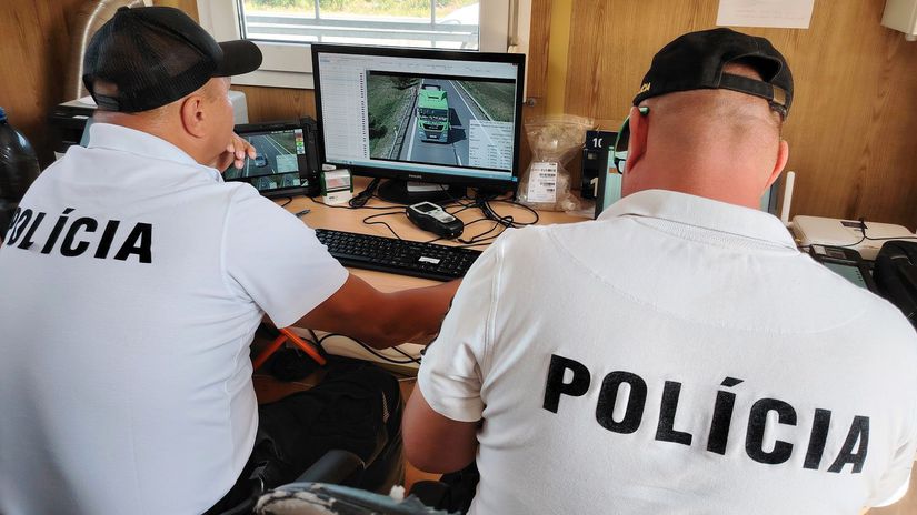 Policajtom z oddelenia usiel bosy drogovy delikvent okoloiducich ziadal o topanky
