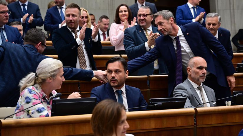 Prepichnute pneumatiky a rozbite auto Akobysa s utokmi na poslancov roztrhlo vrece Cosa za tim skryva